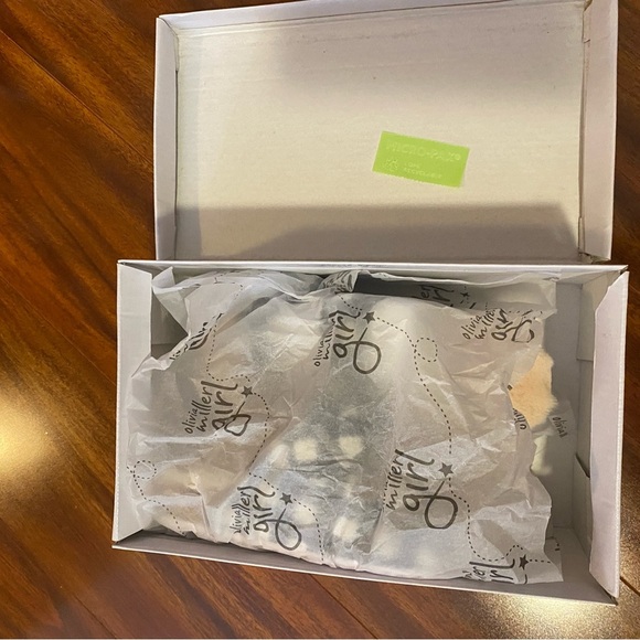 Olivia Miller Black and White Plaid Girls Slippers Sandals size 1 New in Box - Picture 9 of 11